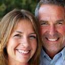 Couple de mariés souriant